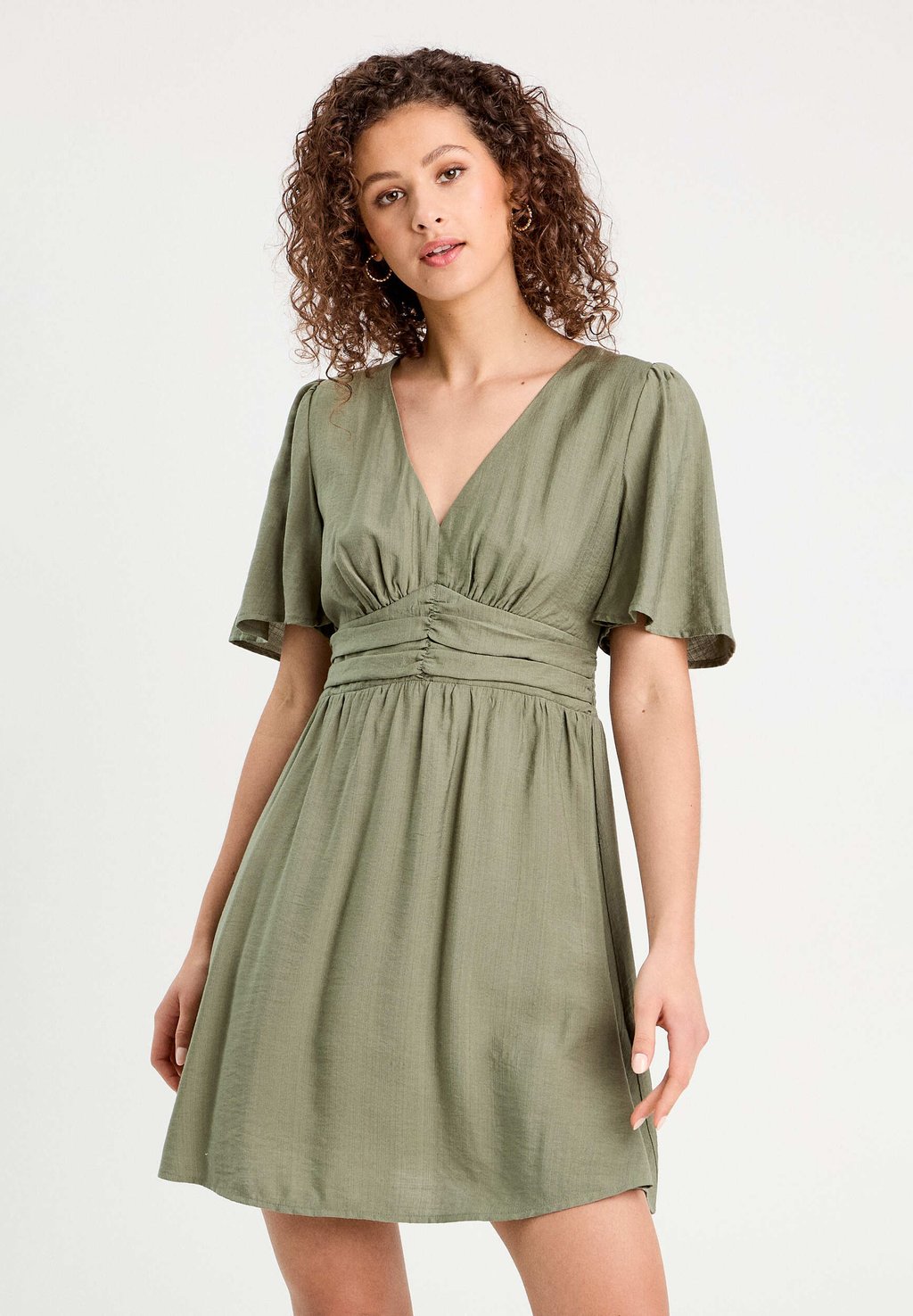 Повседневное платье AUSGESTELLTES MIT RÜSCHEN Cache Cache, хаки
Повседневное платье AUSGESTELLTES MIT RÜSCHEN Cache Cache, хаки