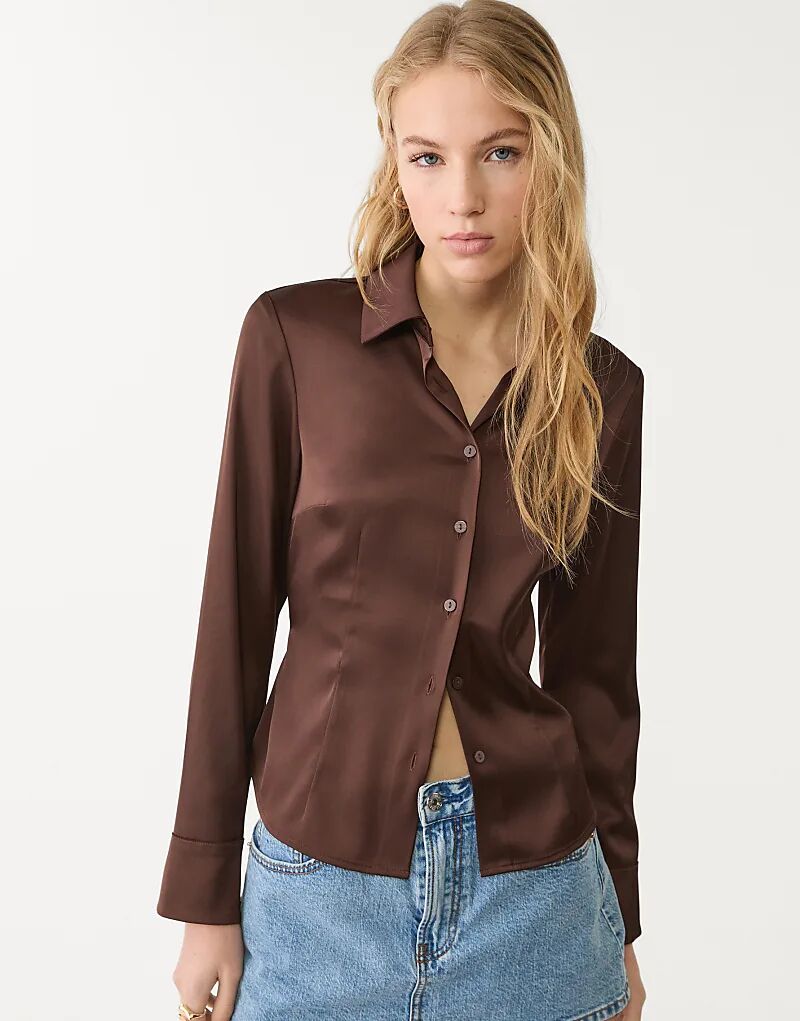 Приталенная атласная рубашка Stradivarius коричневого цвета
Приталенная атласная рубашка Stradivarius коричневого цвета