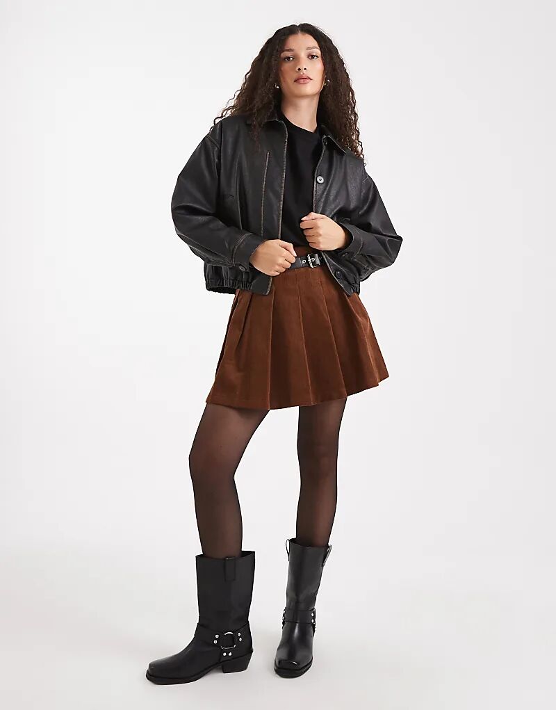 Мини-юбка New Look из вельвета с плиссировкой и пряжкой цвета ржавчины
Мини-юбка New Look из вельвета с плиссировкой и пряжкой цвета ржавчины