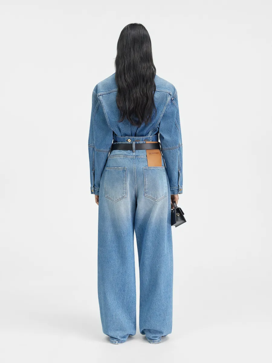 Джинсы оверсайз Ле де Ним большой Jacquemus, синий/табачный
Джинсы оверсайз Ле де Ним большой Jacquemus, синий/табачный