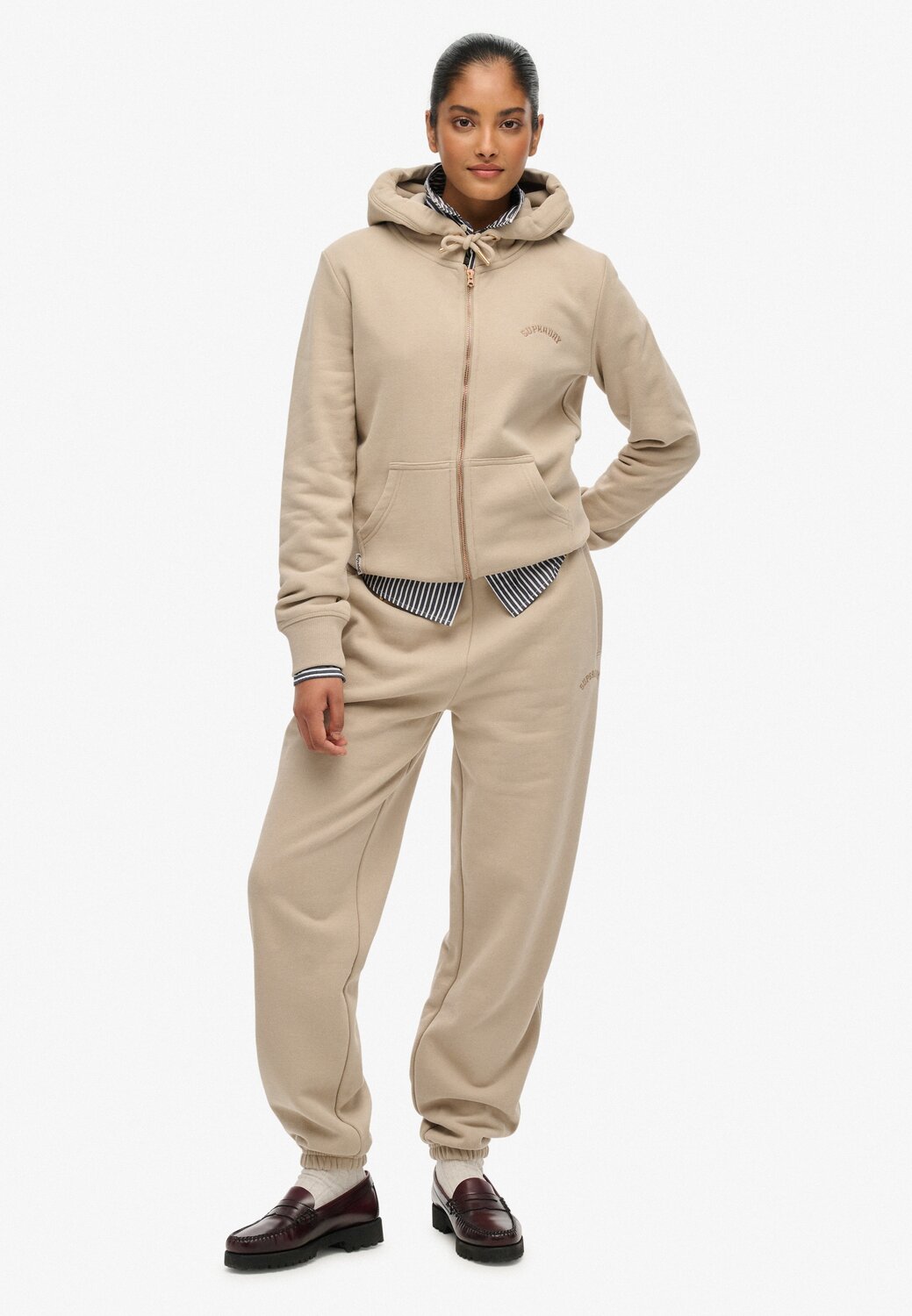 Superdry & Co Брюки зауженные 'Essential' в цвете Greige
Superdry & Co Брюки зауженные 'Essential' в цвете Greige