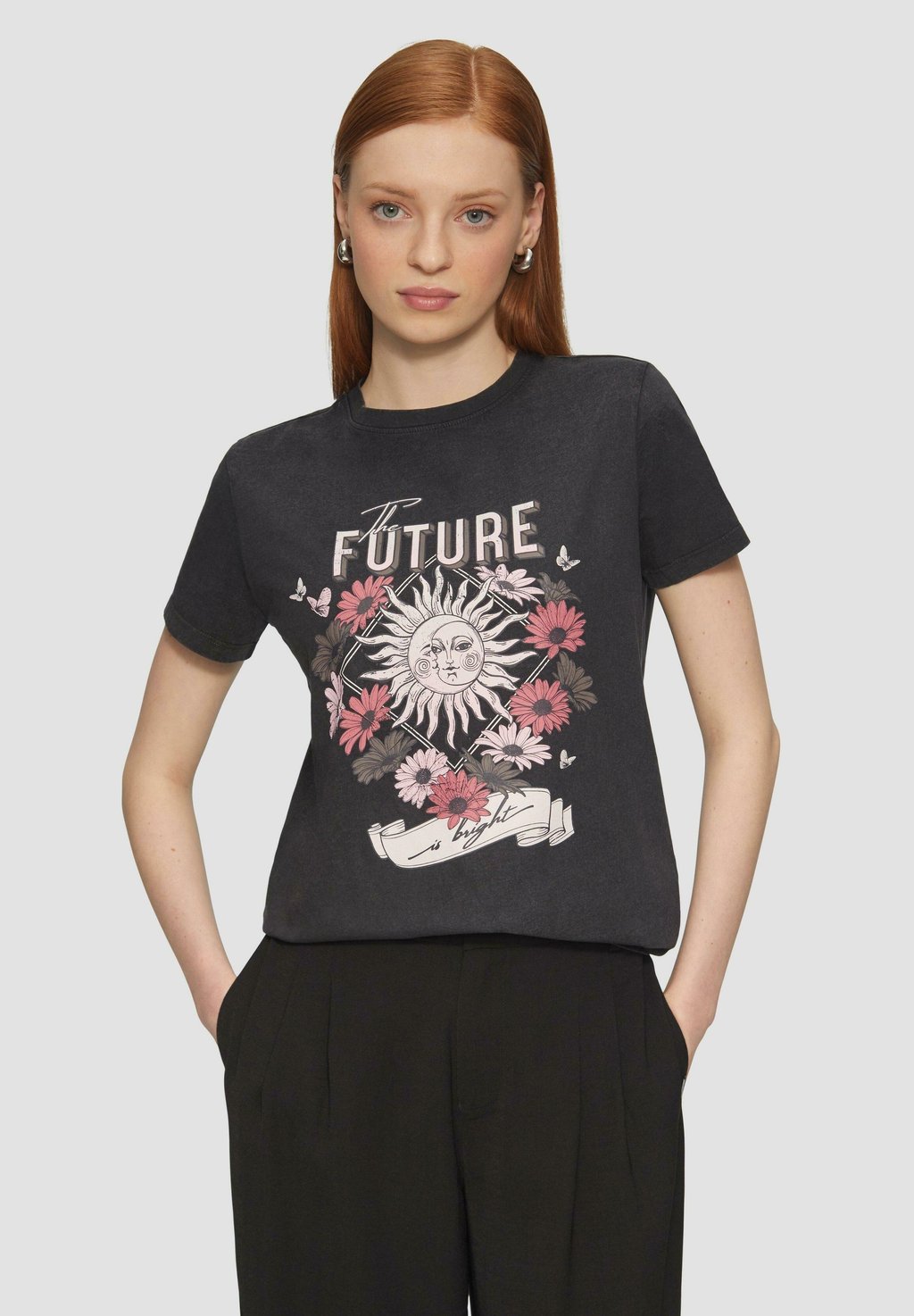 Футболка с принтом QS, черный
Футболка с принтом QS, черный