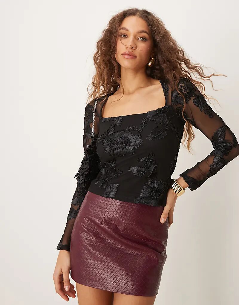 Gina Tricot прозрачный топ с квадратным вырезом и вышитой аппликацией черного цвета
Gina Tricot прозрачный топ с квадратным вырезом и вышитой аппликацией черного цвета