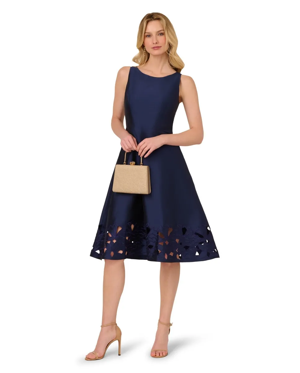 Платье из тафты с цветочной юбкой без рукавов Adrianna Papell, синий
Платье из тафты с цветочной юбкой без рукавов Adrianna Papell, синий