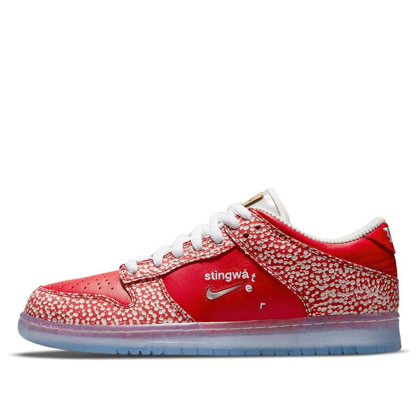 Кроссовки x stingwater sb dunk low Nike, красный
Кроссовки x stingwater sb dunk low Nike, красный