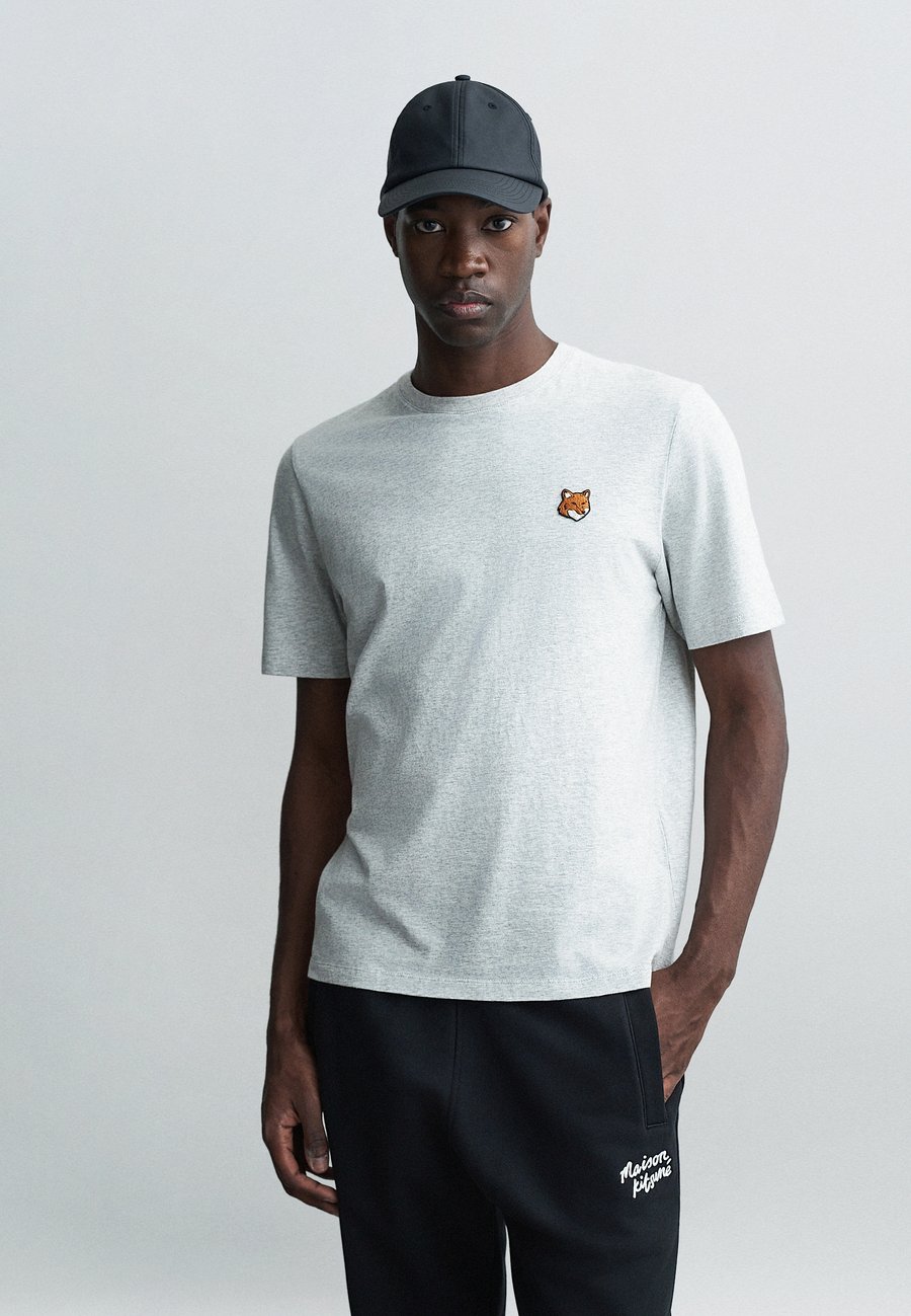 Футболка Maison Kitsuné FOX HEAD REGULAR TEE, Light Grey Melange/Light Grey, Серый, Футболка Maison Kitsuné FOX HEAD REGULAR TEE, Light Grey Melange/Light Grey
Футболка Maison Kitsuné FOX HEAD REGULAR TEE, Light Grey Melange/Light Grey, Серый, Футболка Maison Kitsuné FOX HEAD REGULAR TEE, Light Grey Melange/Light Grey