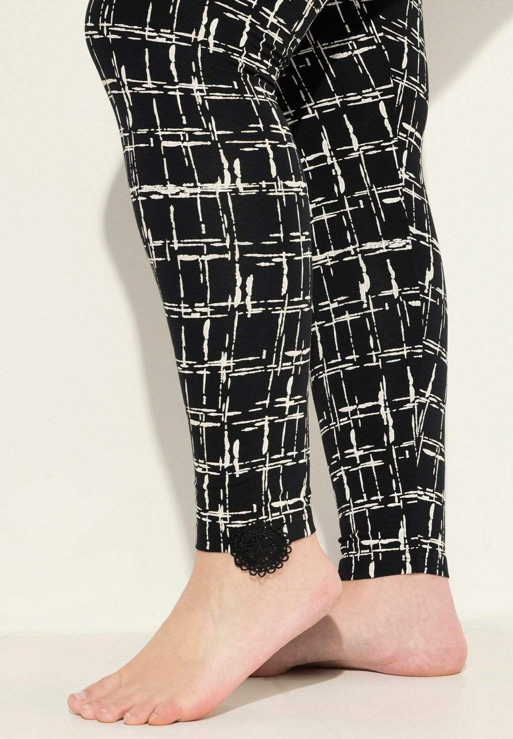 Леггинсы ABSTRACT HARMONY Ulla Popken, черный
Леггинсы ABSTRACT HARMONY Ulla Popken, черный