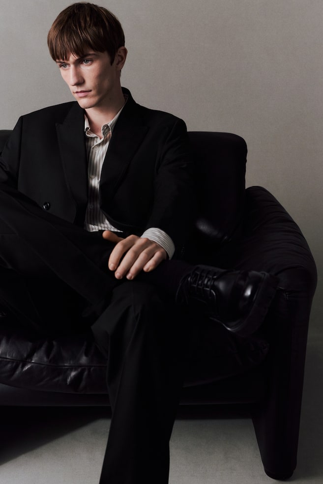 Двубортный пиджак обычного кроя. H&M, черный
Двубортный пиджак обычного кроя. H&M, черный