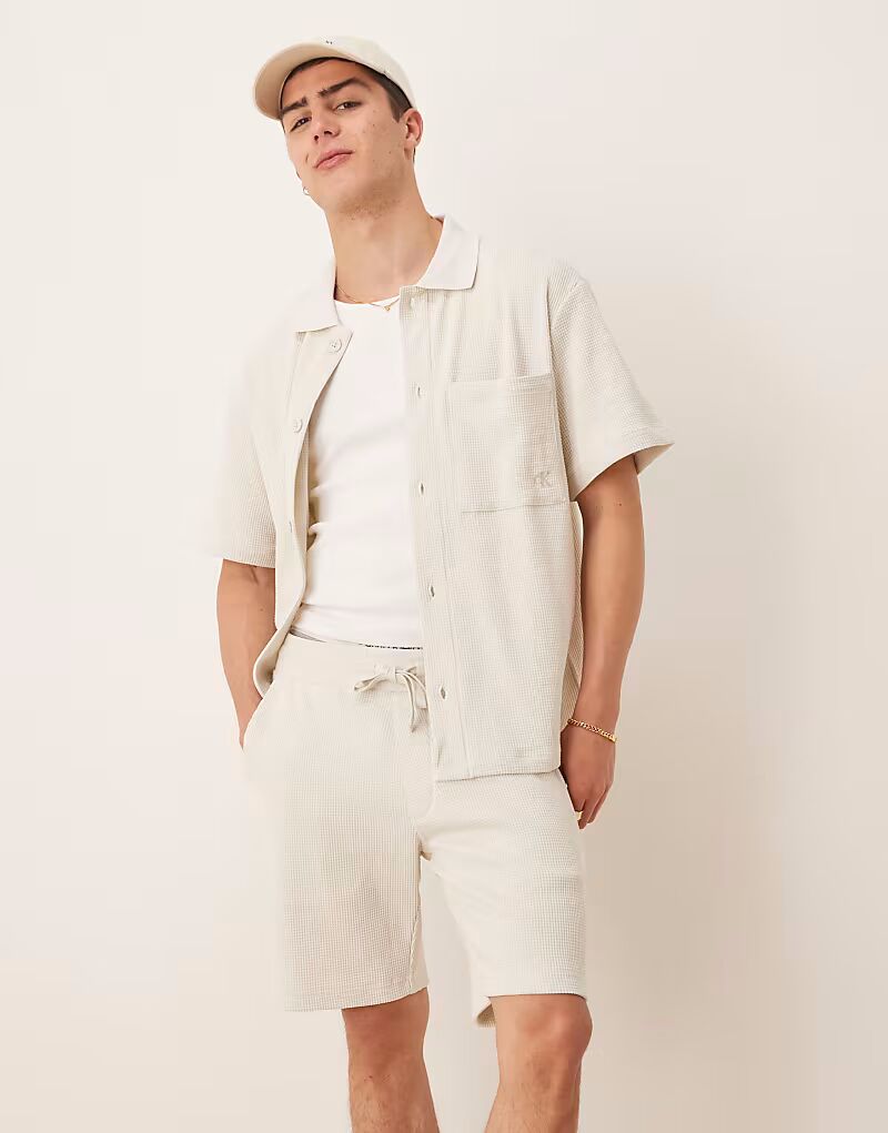 Массивные вафельные шорты Calvin Klein Jeans в кремово-белом цвете
Массивные вафельные шорты Calvin Klein Jeans в кремово-белом цвете