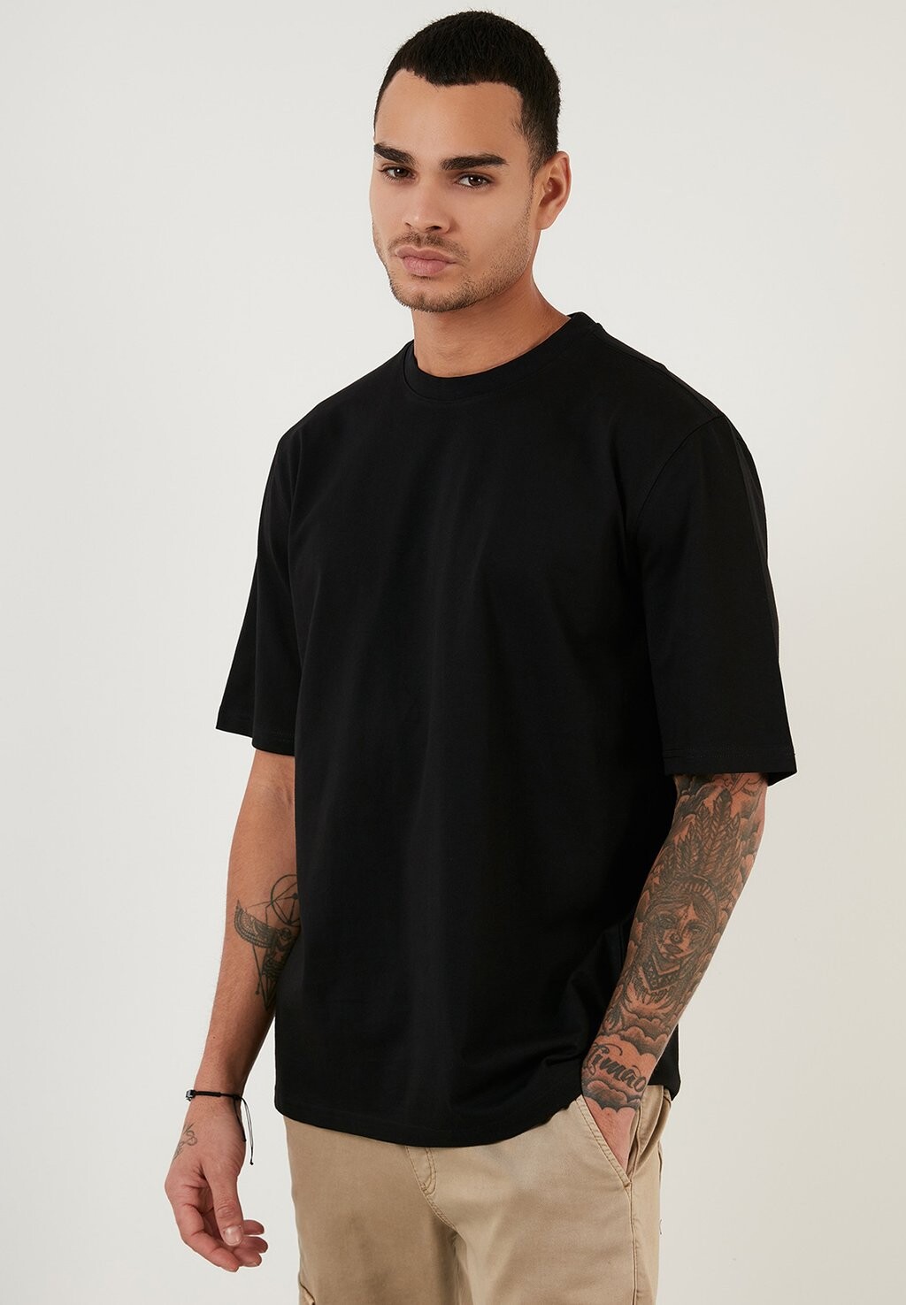 Базовая футболка Loose Fit Buratti, черная
Базовая футболка Loose Fit Buratti, черная