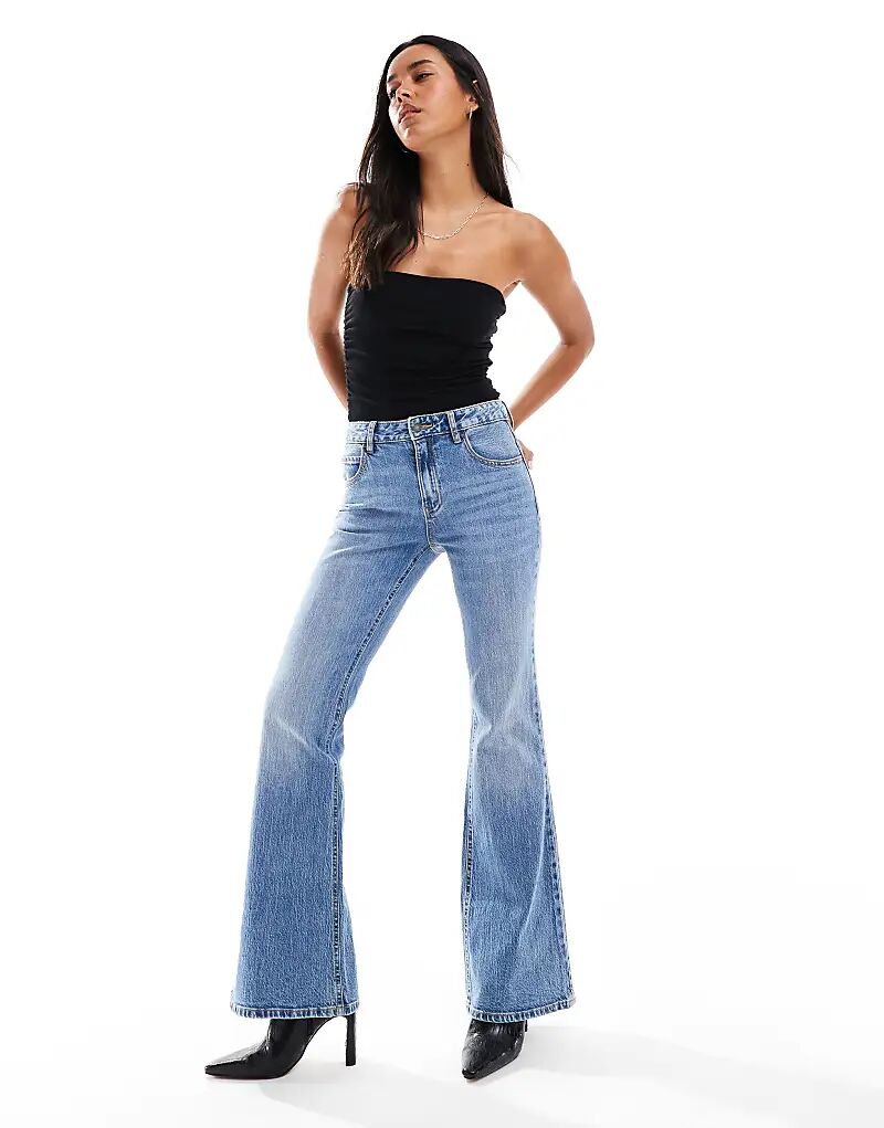 Расклешенные джинсы STR средне-синего цвета Stradivarius
Расклешенные джинсы STR средне-синего цвета Stradivarius