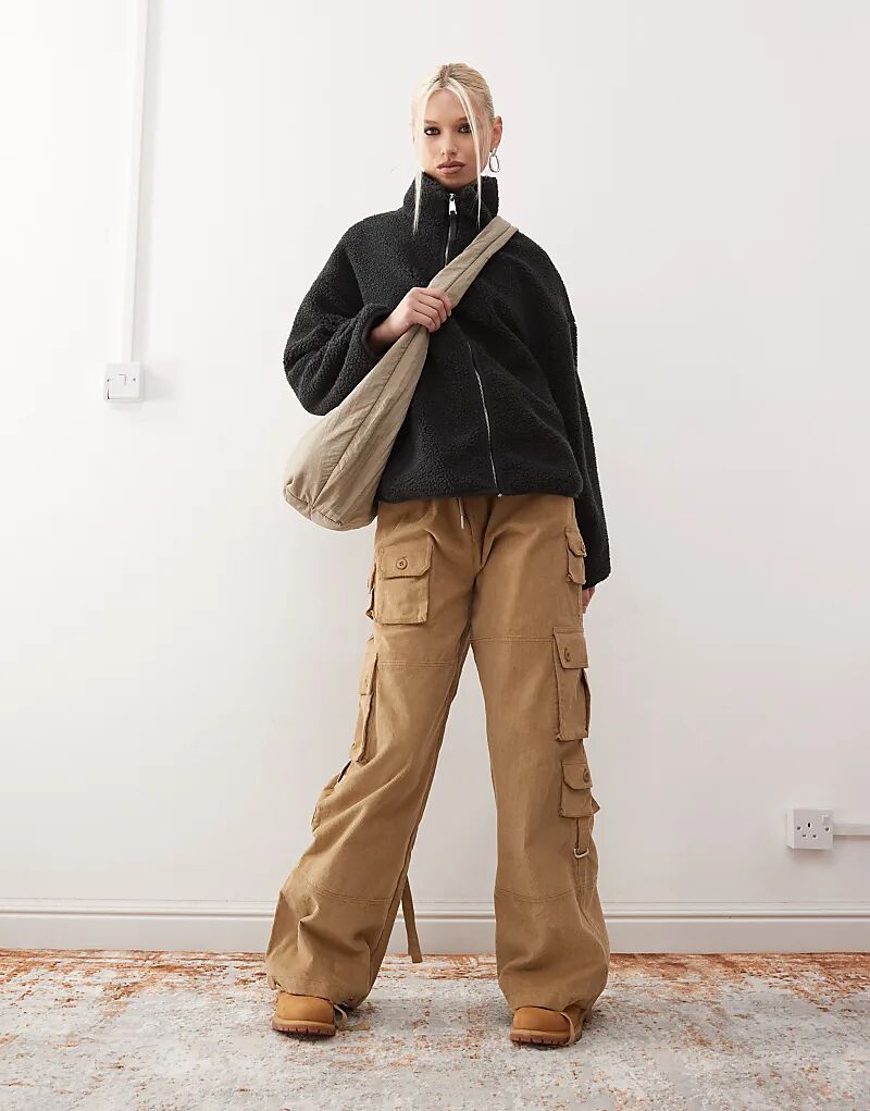 Флисовая кофта Monki с длинными рукавами, застежкой-молнией и контрастной отделкой черного цвета
Флисовая кофта Monki с длинными рукавами, застежкой-молнией и контрастной отделкой черного цвета