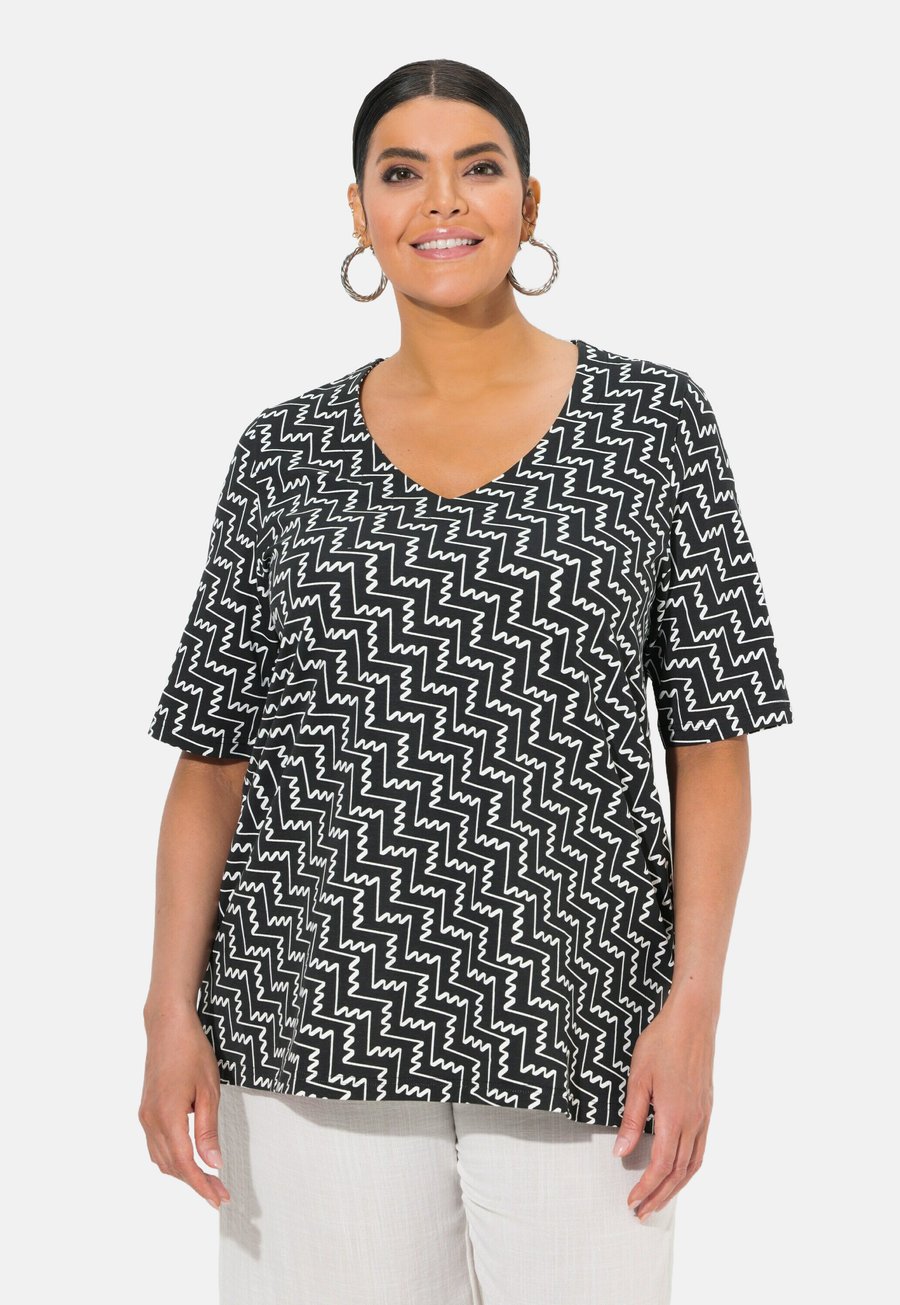Футболка Ulla Popken ZIGZAG SHORT SLEEVE V-NECK , Black, Черный, Футболка Ulla Popken ZIGZAG SHORT SLEEVE V-NECK , Black
Футболка Ulla Popken ZIGZAG SHORT SLEEVE V-NECK , Black, Черный, Футболка Ulla Popken ZIGZAG SHORT SLEEVE V-NECK , Black