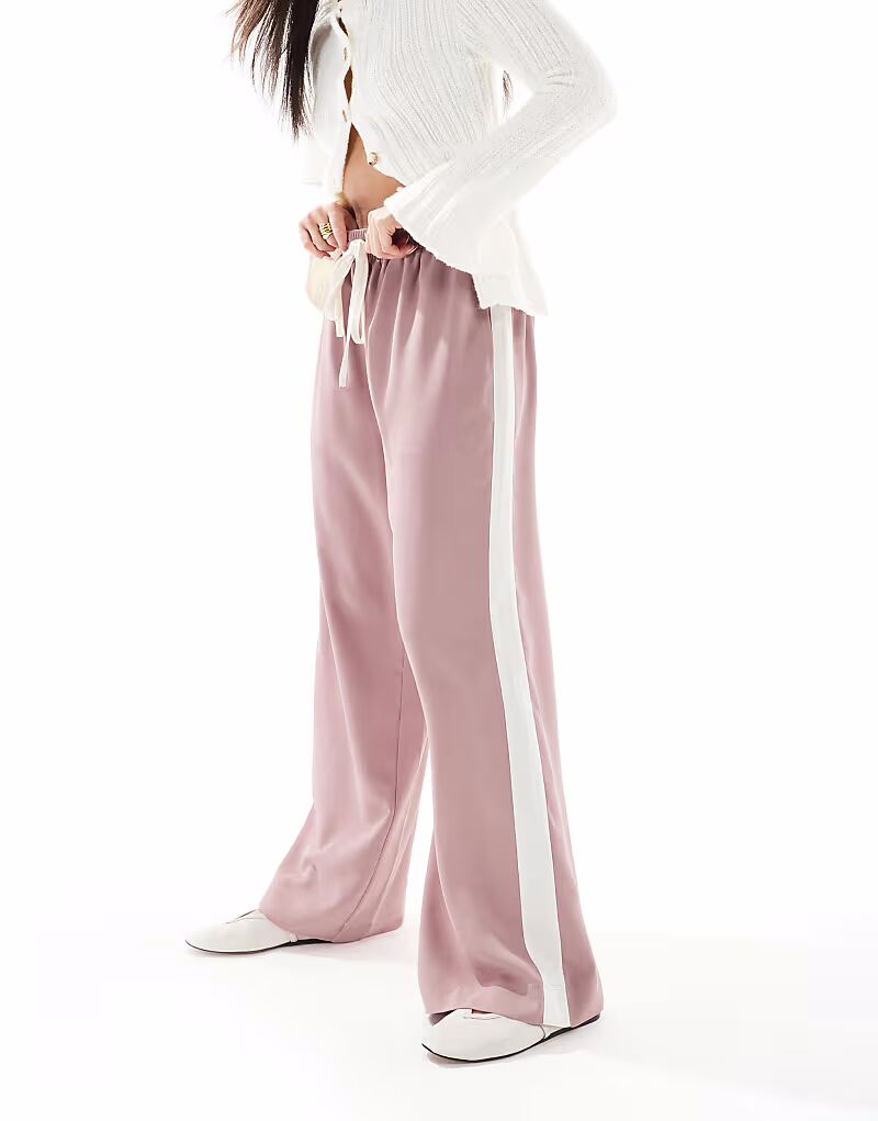 Брюки ASOS DESIGN с контрастной вставкой розового цвета
Брюки ASOS DESIGN с контрастной вставкой розового цвета