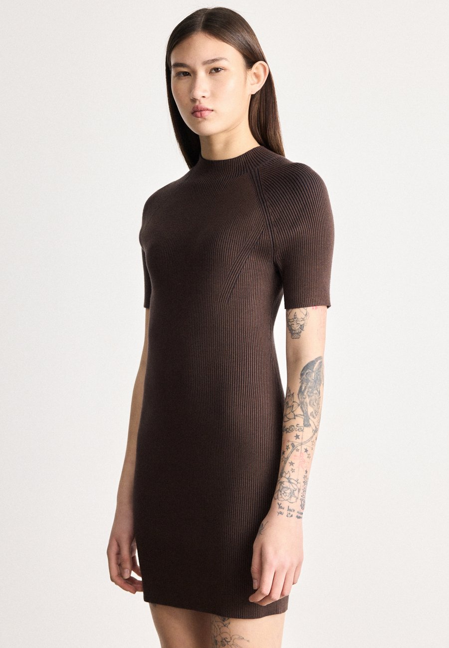 Платье Calvin Klein Jeans MINI DRESS, Brown Cork/Brown
Платье Calvin Klein Jeans MINI DRESS, Brown Cork/Brown