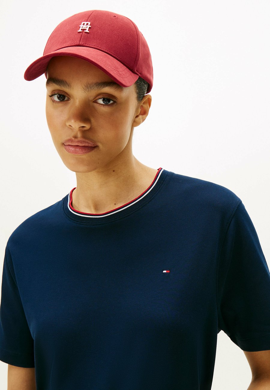 Бейсболка Tommy Hilfiger TH ELEVATED CHIC, Regatta Red/Red
Бейсболка Tommy Hilfiger TH ELEVATED CHIC, Regatta Red/Red