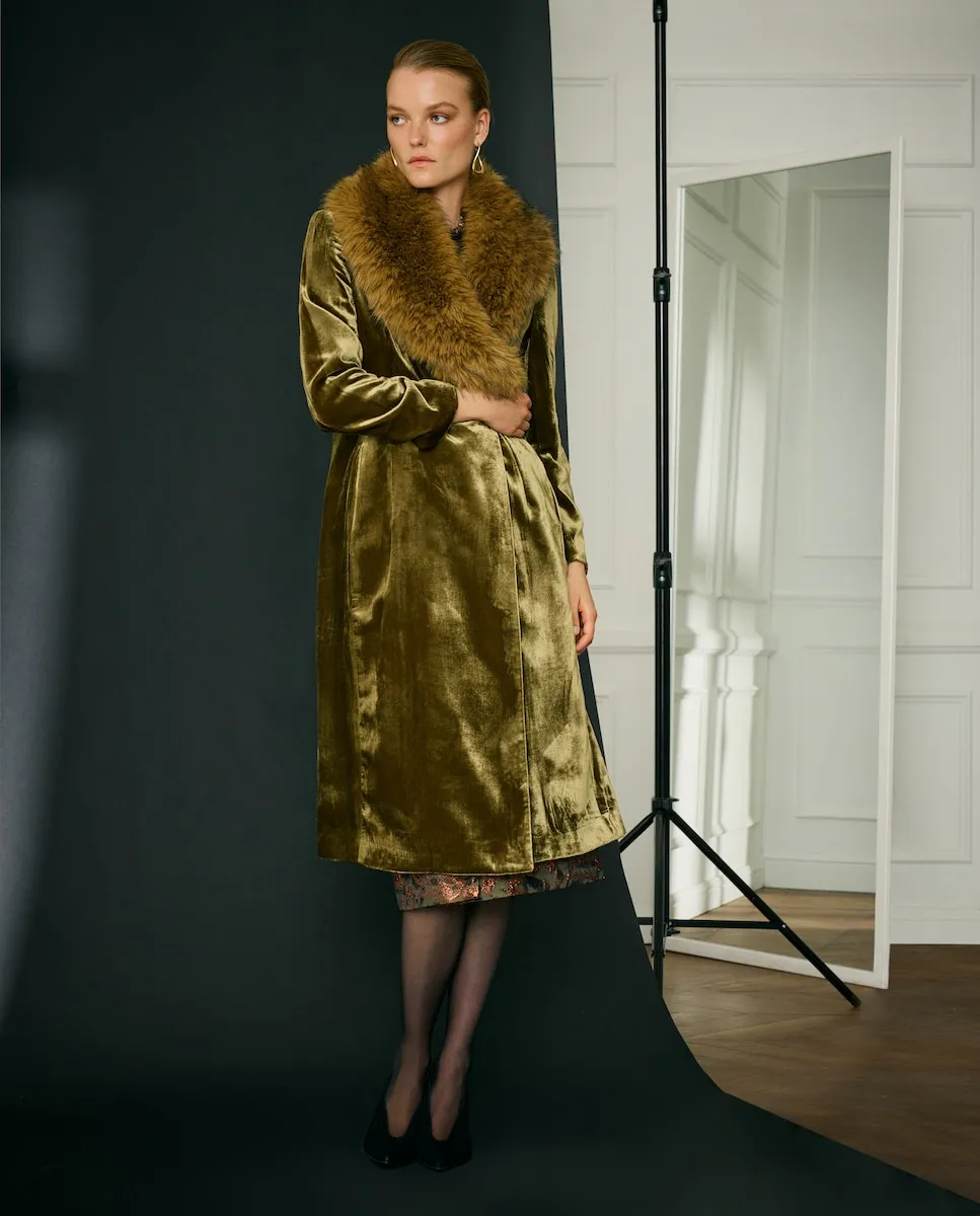 Женское короткое приталенное пальто из бархата Woman Fiesta El Corte Inglés, серебряный
Женское короткое приталенное пальто из бархата Woman Fiesta El Corte Inglés, серебряный