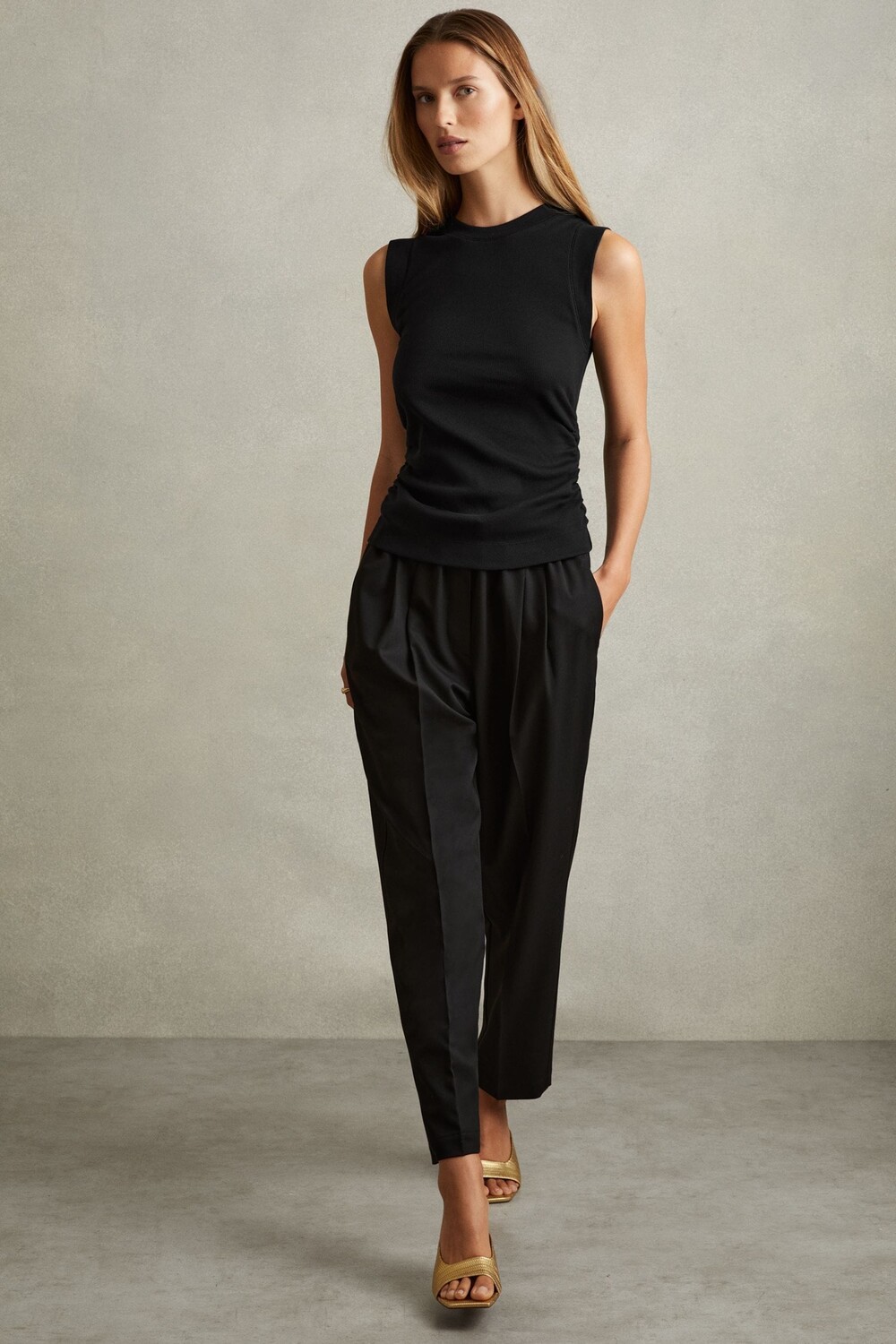 Жилет Trudy с ребристым узором и сборками на талии Reiss, черный
Жилет Trudy с ребристым узором и сборками на талии Reiss, черный