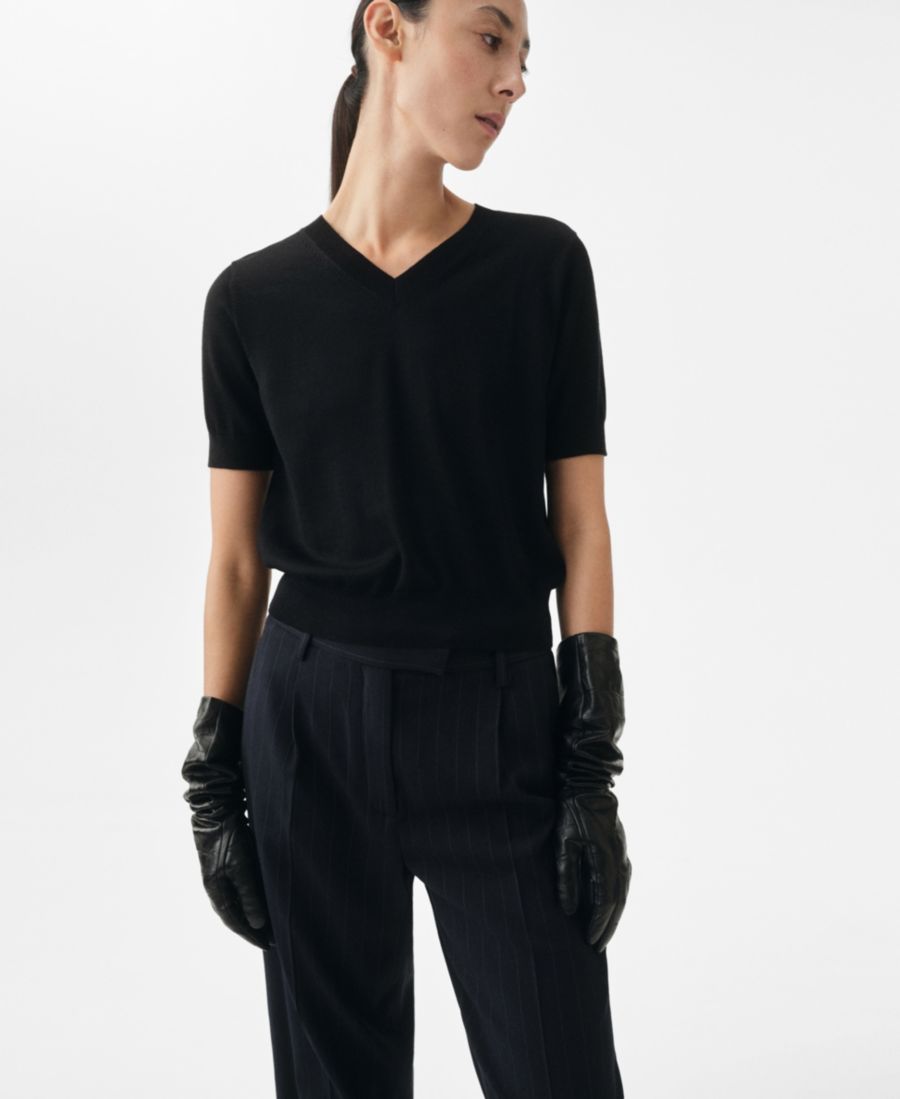 Женский шерстяной свитер с V-образным вырезом MANGO, Black
Женский шерстяной свитер с V-образным вырезом MANGO, Black