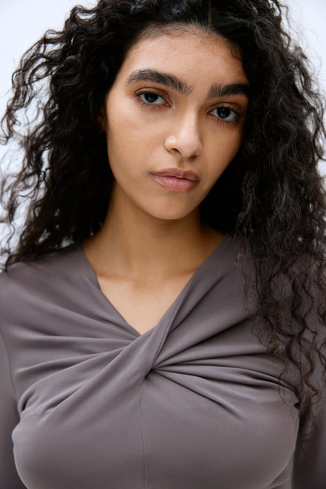 Рубашка с перекрученной деталью H&M, серый
Рубашка с перекрученной деталью H&M, серый