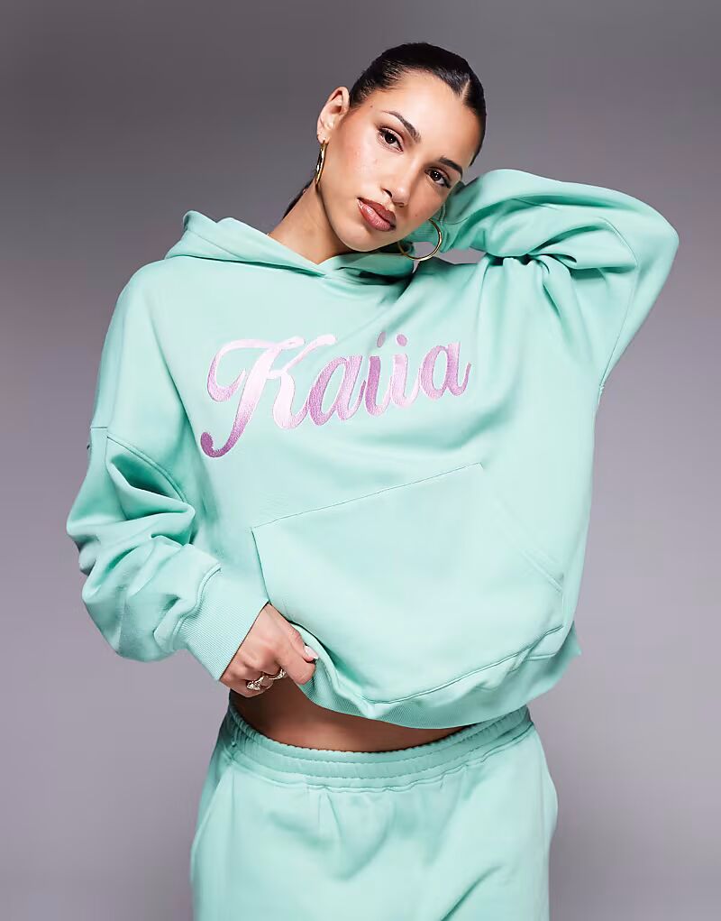 Толстовка свободного кроя Kaiia с вышитым завитком-логотипом зеленого и розового цветов
Толстовка свободного кроя Kaiia с вышитым завитком-логотипом зеленого и розового цветов