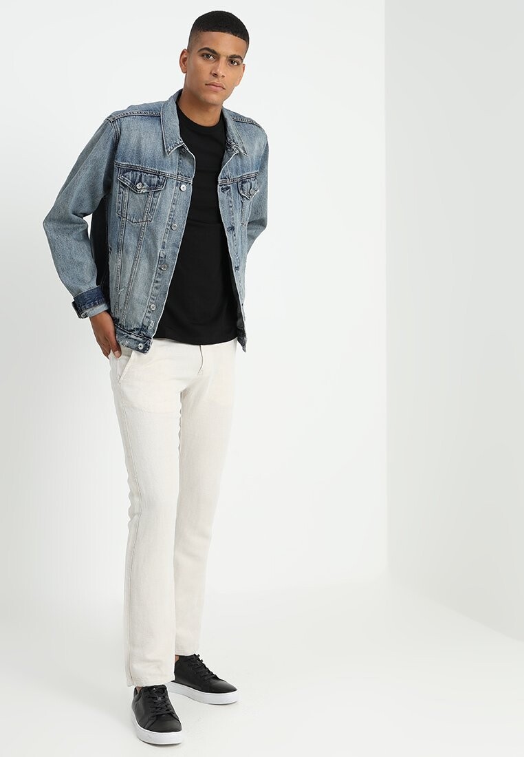 Футболка базовая Armani Exchange, черная
Футболка базовая Armani Exchange, черная