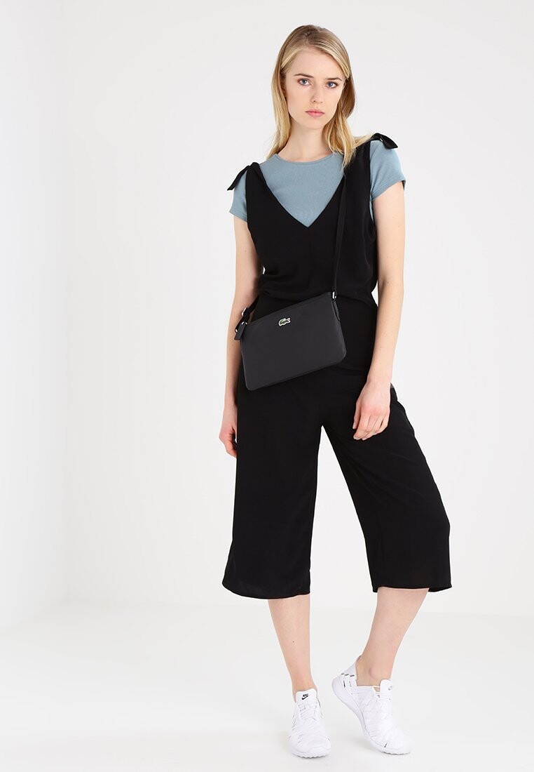Сумка через плечо Lacoste кожаная на молнии с логотипом бренда, черный
Сумка через плечо Lacoste кожаная на молнии с логотипом бренда, черный