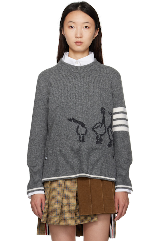 Тонкий свитер с интарсией в виде гусей, меринос, 4-полосный Thom Browne, серый
Тонкий свитер с интарсией в виде гусей, меринос, 4-полосный Thom Browne, серый