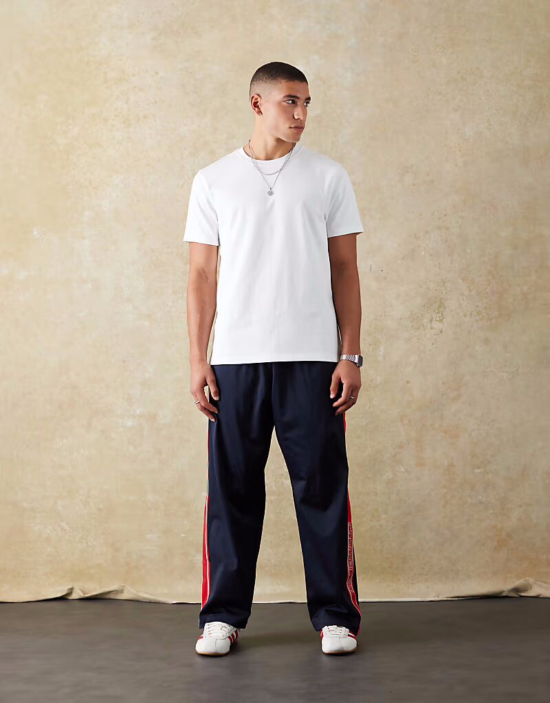 Спортивные брюки с логотипом в тёмно-синем цвете Prohibited
Спортивные брюки с логотипом в тёмно-синем цвете Prohibited