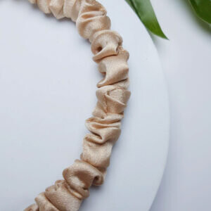 Yeye, Атласная лента для волос с рюшами, цвет экрю
Yeye, Атласная лента для волос с рюшами, цвет экрю