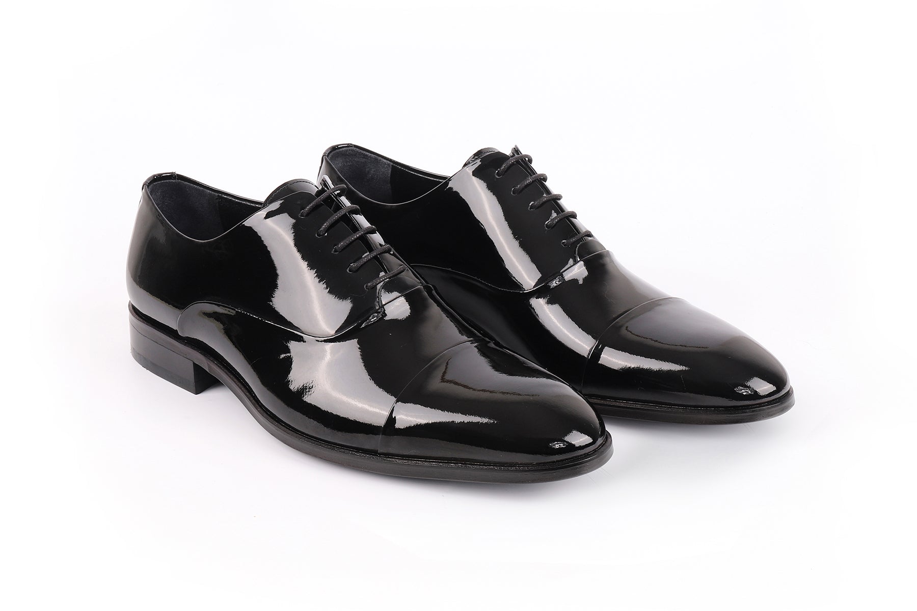 Туфли-оксфорды из лакированной кожи с заостренным носком в шотландском стиле Vella Pais, черный
Туфли-оксфорды из лакированной кожи с заостренным носком в шотландском стиле Vella Pais, черный