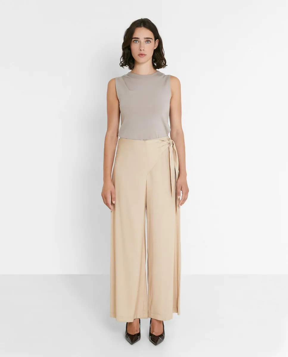 Женский однотонный топ без рукавов Trucco, светло-бежевый
Женский однотонный топ без рукавов Trucco, светло-бежевый