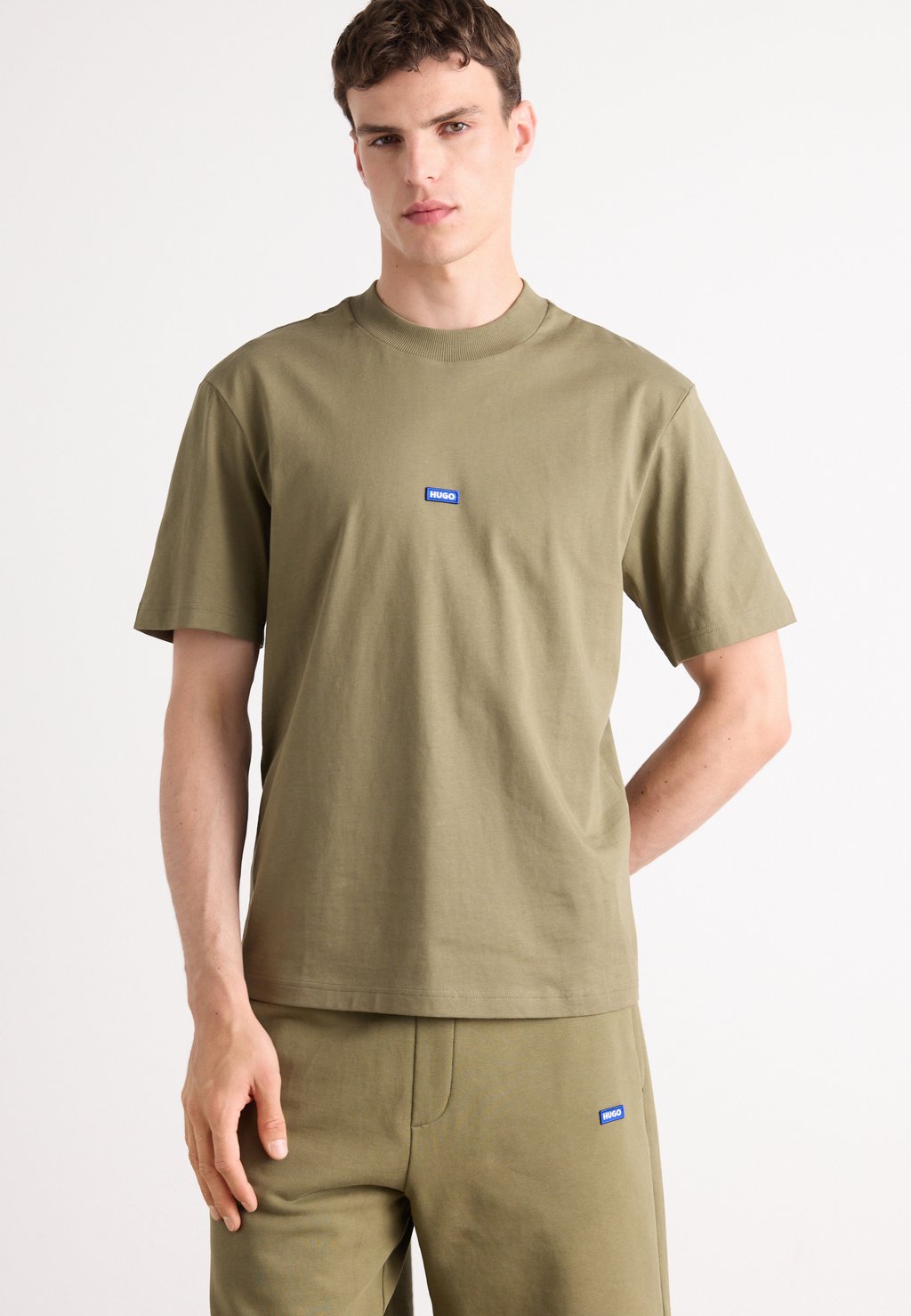 Базовая футболка NIEROS HUGO, хаки
Базовая футболка NIEROS HUGO, хаки