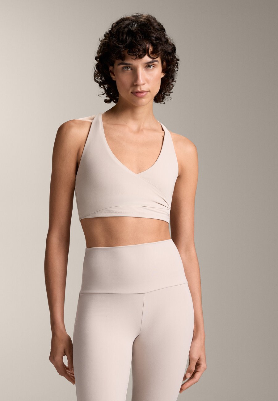 Бюстгальтер OYSHO COMFORTLUX CROSSOVER, Sand
Бюстгальтер OYSHO COMFORTLUX CROSSOVER, Sand