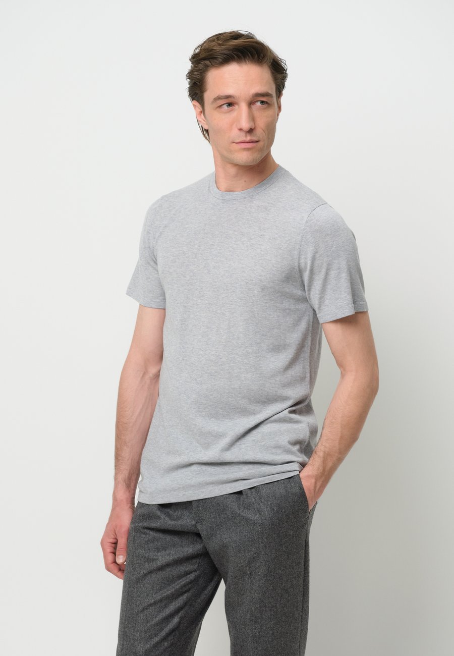Футболка PROFUOMO THE LUXURY BASIC SHORT SLEEVE, Light Grey, Серый, Футболка PROFUOMO THE LUXURY BASIC SHORT SLEEVE, Light Grey
Футболка PROFUOMO THE LUXURY BASIC SHORT SLEEVE, Light Grey, Серый, Футболка PROFUOMO THE LUXURY BASIC SHORT SLEEVE, Light Grey