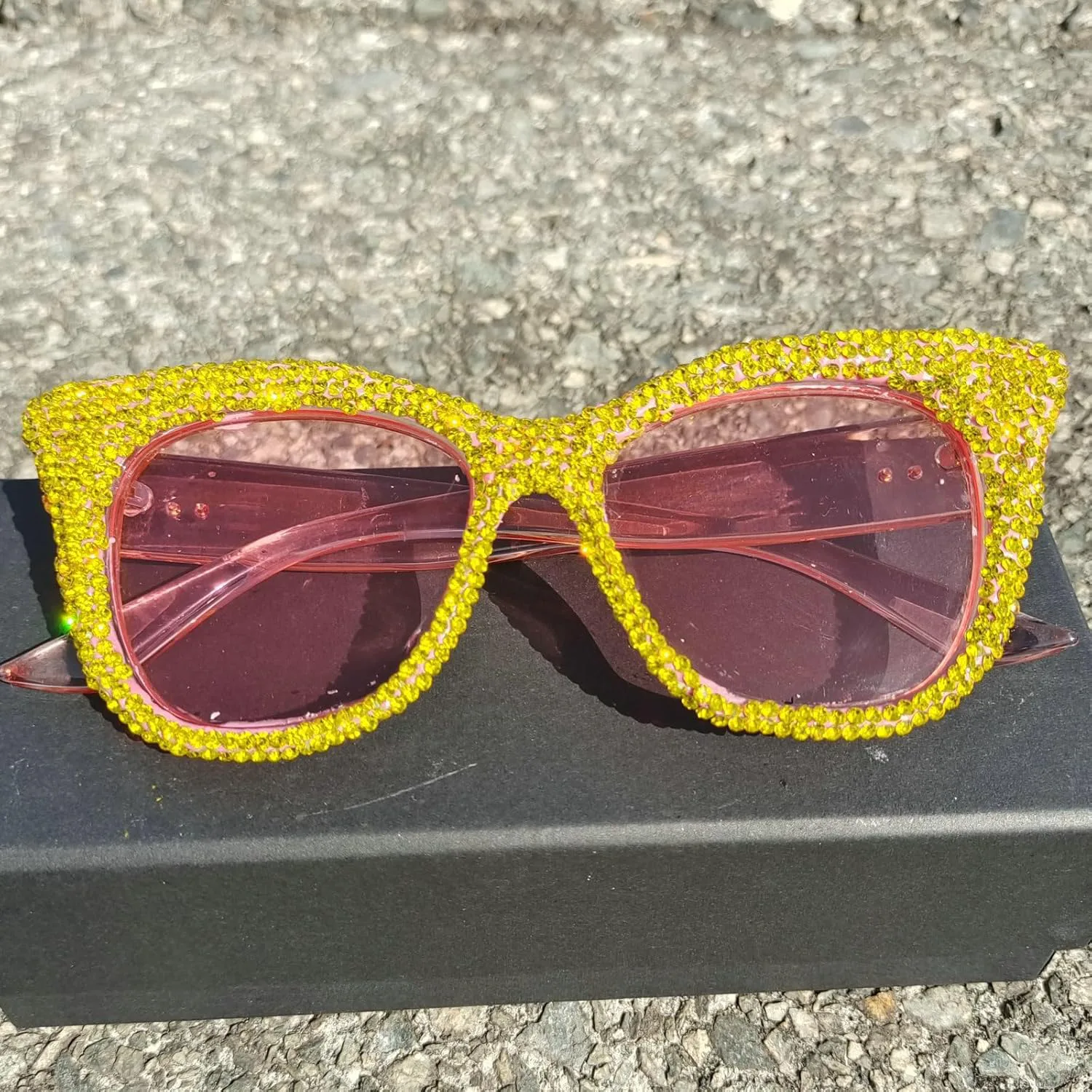 Модные солнцезащитные очки Helena Fashion Oversized Sparkling Diamond Cat Eye с бриллиантами, стильные и эффектные, с кристаллами и стразами, Yellow+pink
Модные солнцезащитные очки Helena Fashion Oversized Sparkling Diamond Cat Eye с бриллиантами, стильные и эффектные, с кристаллами и стразами, Yellow+pink