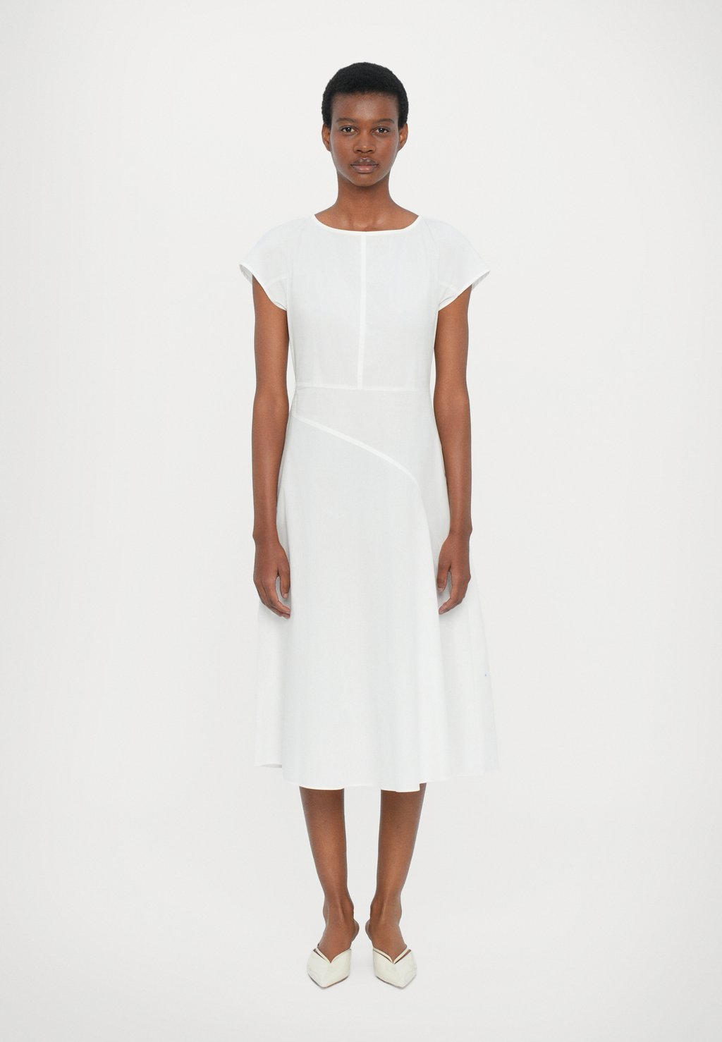 Повседневное платье MAGMA WEEKEND MaxMara, белый
Повседневное платье MAGMA WEEKEND MaxMara, белый