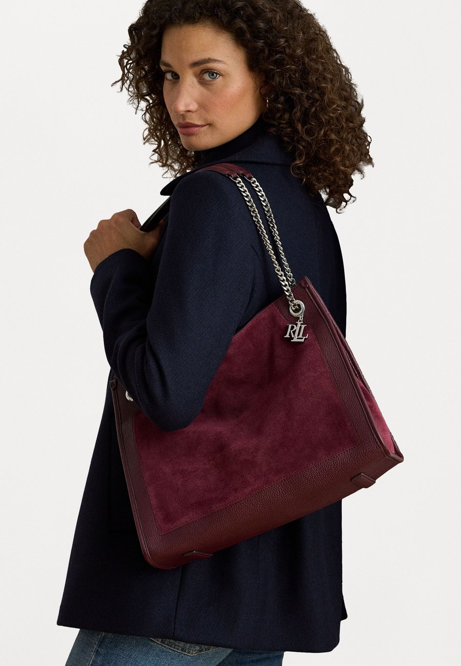 Сумка-шоппер Lauren Ralph Lauren SUEDE & LEATHER LARGE BRADLEY TOTE BAG, Dark Garnet/Bordeaux
Сумка-шоппер Lauren Ralph Lauren SUEDE & LEATHER LARGE BRADLEY TOTE BAG, Dark Garnet/Bordeaux