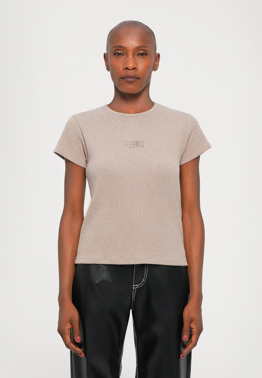 Футболка MM6 Maison Margiela Basic T-shirt, Taupe/Beige
Футболка MM6 Maison Margiela Basic T-shirt, Taupe/Beige