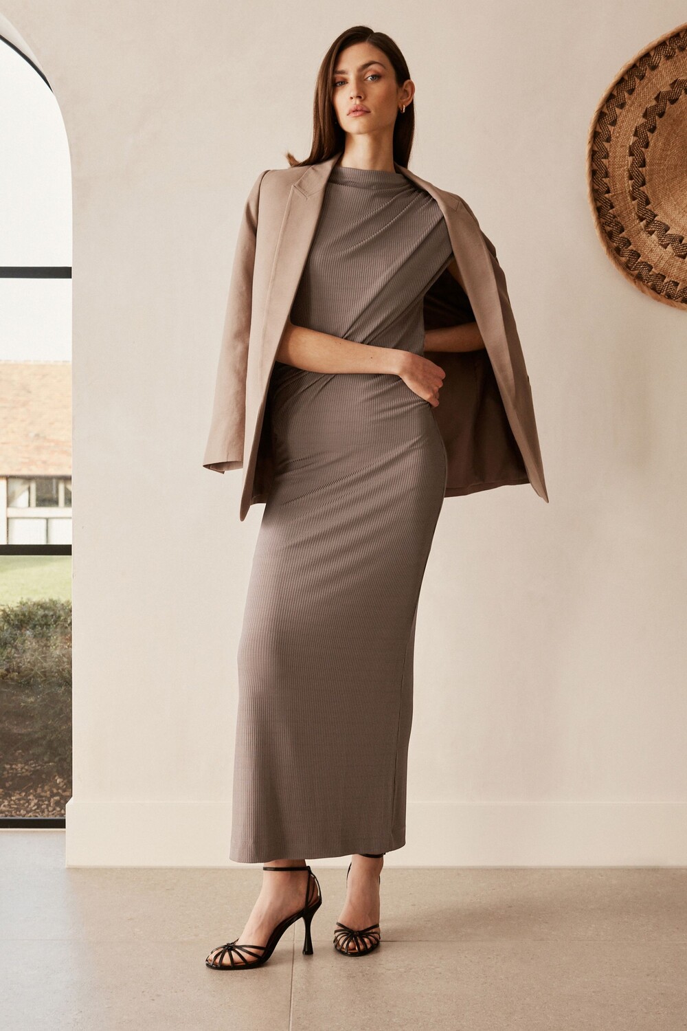 Премиальное асимметричное платье миди Next, коричневый
Премиальное асимметричное платье миди Next, коричневый