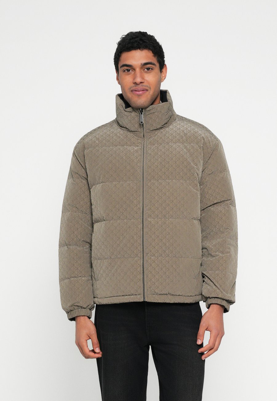 Куртка Calvin Klein Jeans REVERSIBLE , Sand
Куртка Calvin Klein Jeans REVERSIBLE , Sand