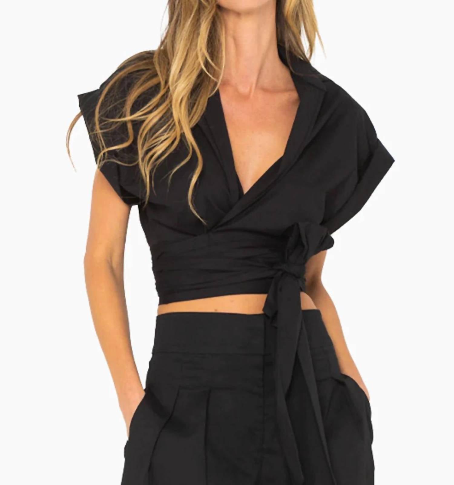 Топ Kasey в черном цвете JBQ
Топ Kasey в черном цвете JBQ