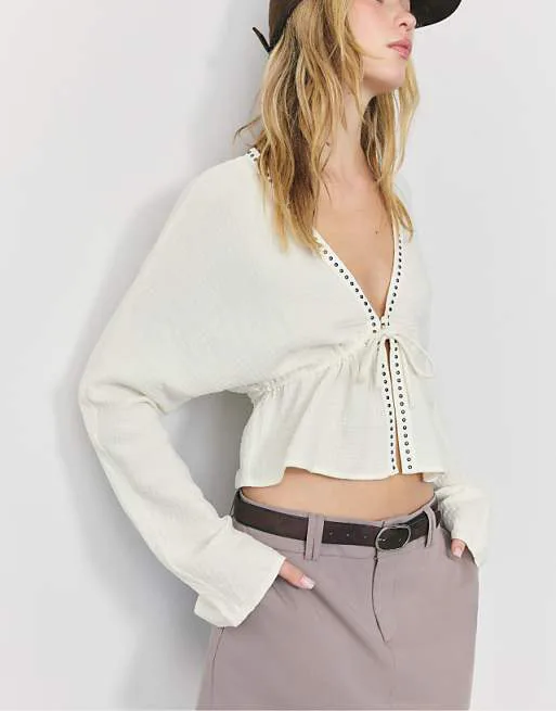 Рубашка с шипами Stradivarius Open цвета экрю
Рубашка с шипами Stradivarius Open цвета экрю