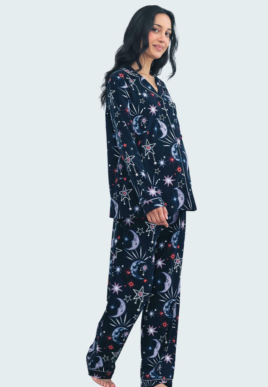 Пижамный комплект Chelsea Peers MOON PRINT MATERNITY SET, Dark Blue
Пижамный комплект Chelsea Peers MOON PRINT MATERNITY SET, Dark Blue