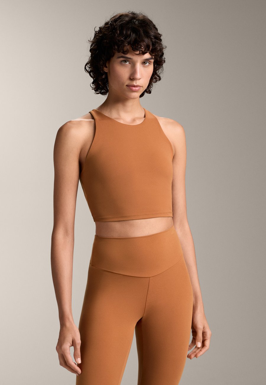 Топ OYSHO COMFORTLUX STRAP TANK 32888904, Bronze
Топ OYSHO COMFORTLUX STRAP TANK 32888904, Bronze