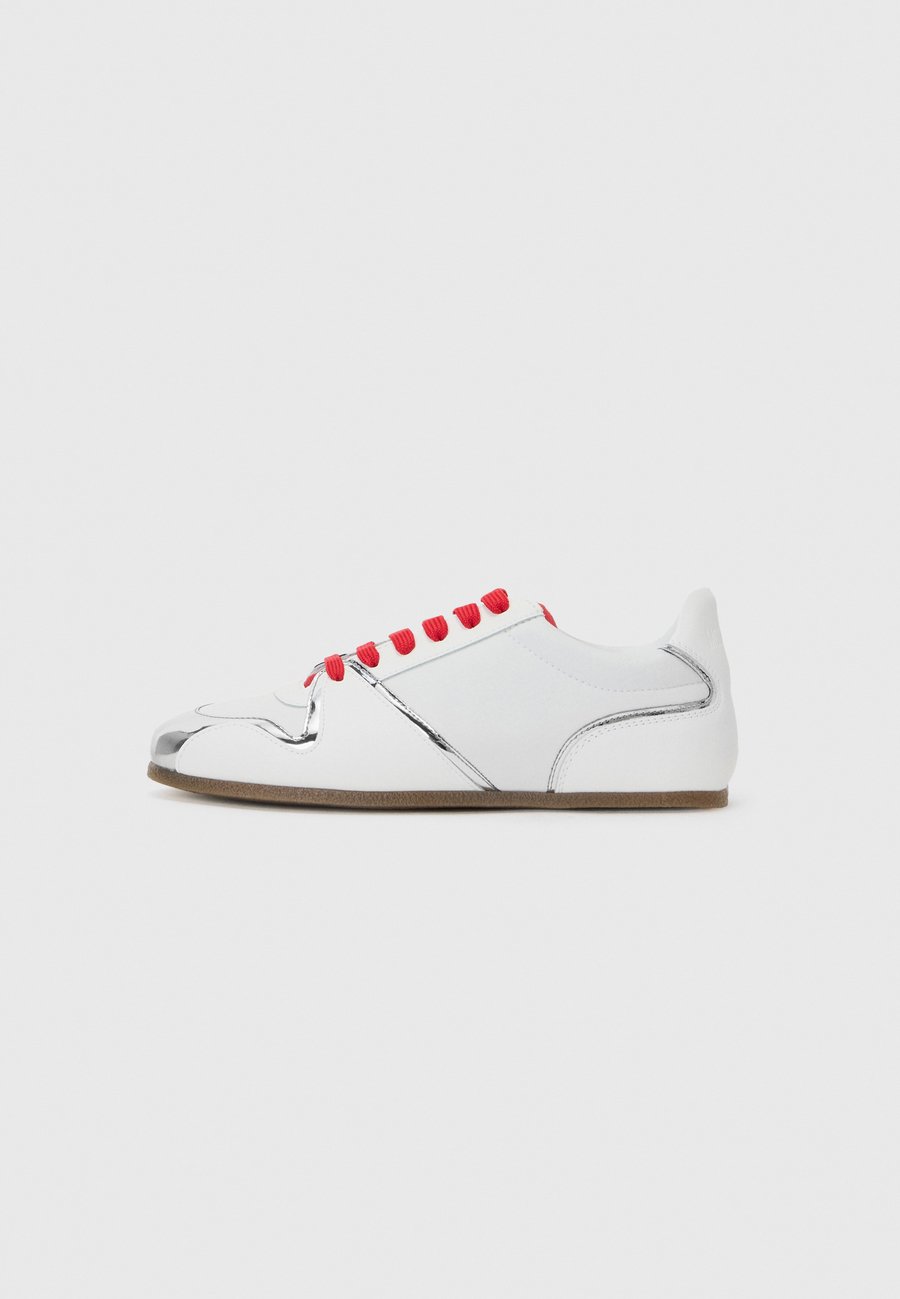 Кроссовки MOSCHINO Trainers, Bianco/Rosso/Silver-Coloured/White
Кроссовки MOSCHINO Trainers, Bianco/Rosso/Silver-Coloured/White