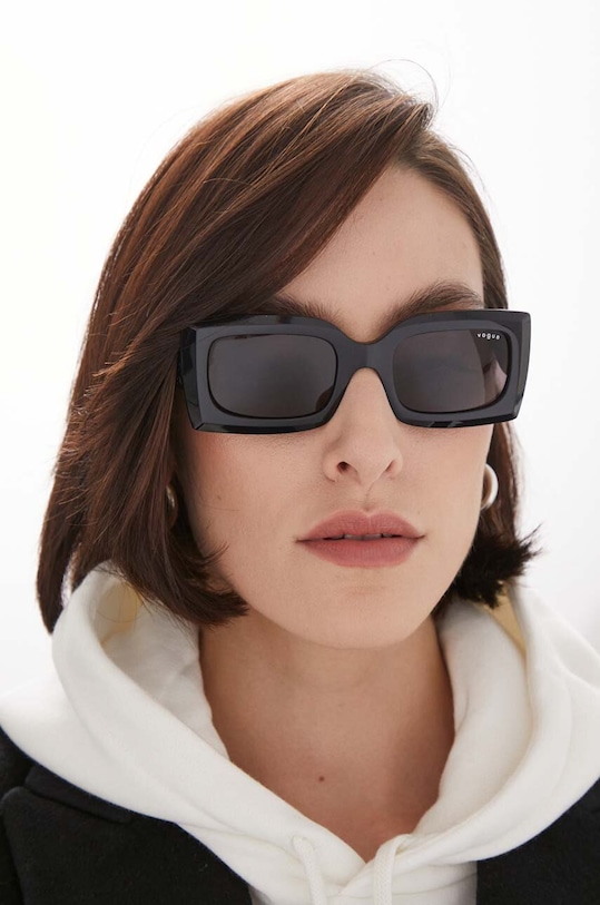 Солнцезащитные очки Vogue, черный 
Солнцезащитные очки Vogue, черный