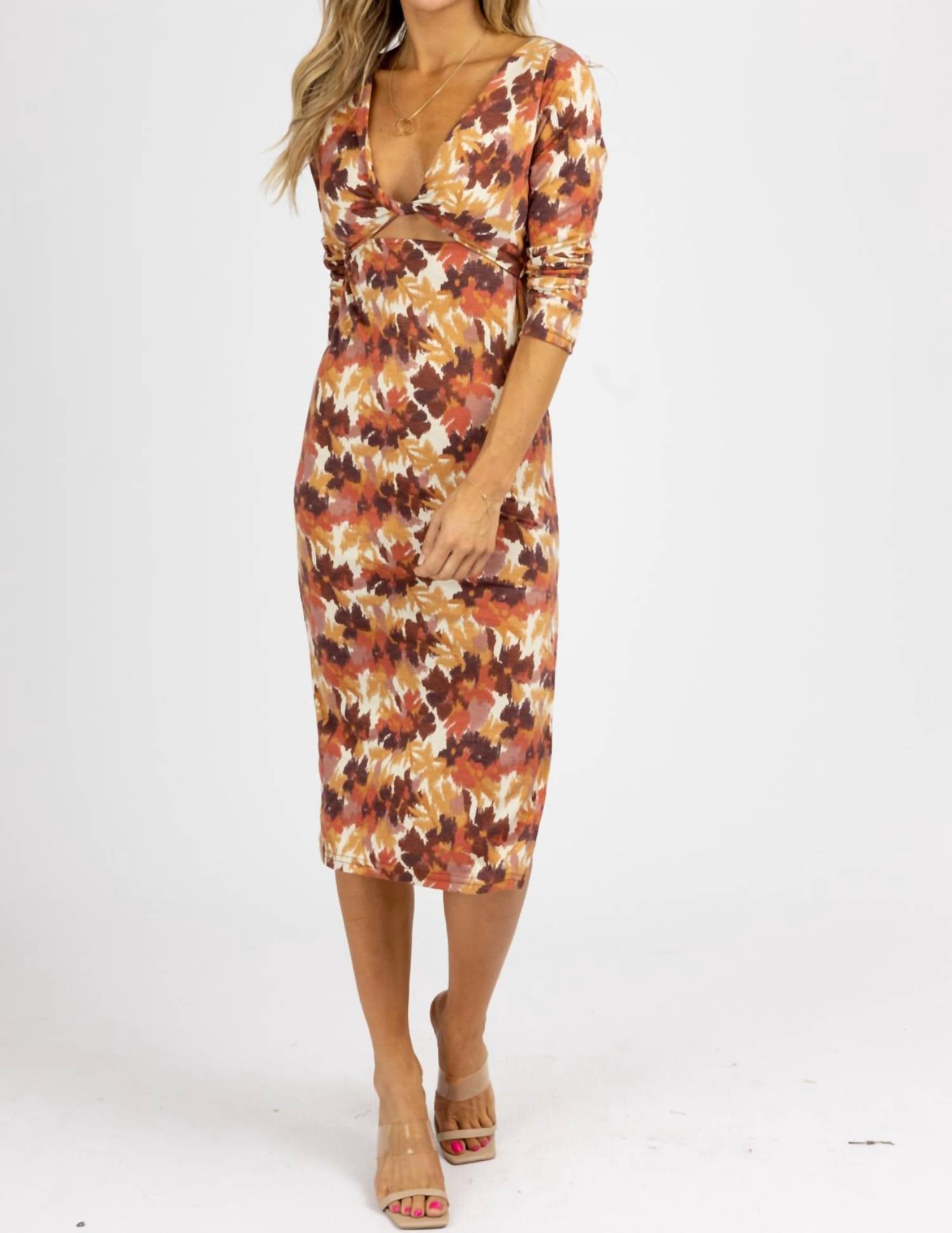 Платье миди с перекруткой спереди цвета экрю коричневого цвета ENDLESS BLU.
Платье миди с перекруткой спереди цвета экрю коричневого цвета ENDLESS BLU.