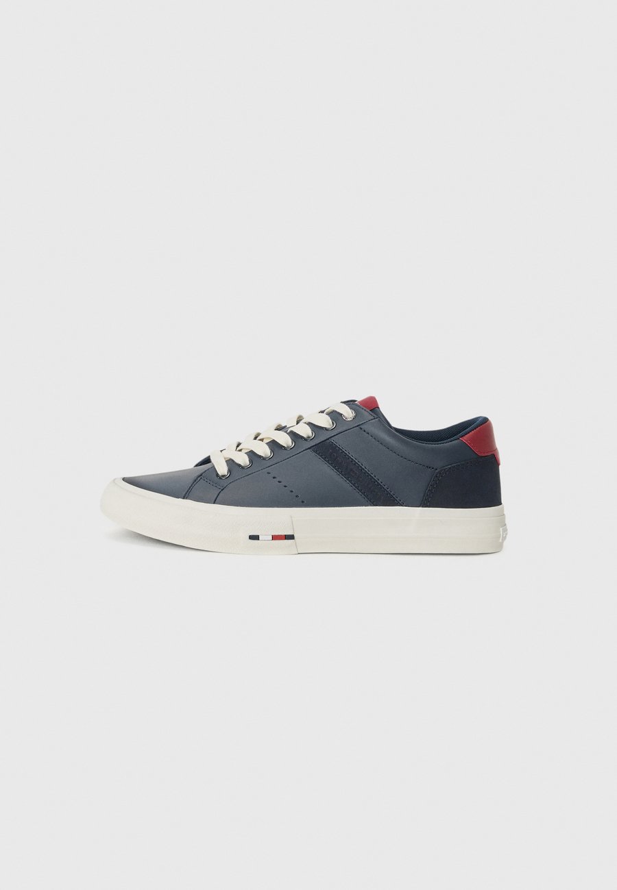 Кроссовки Tommy Hilfiger HI VULC STREET, Desert Sky/Dark Blue
Кроссовки Tommy Hilfiger HI VULC STREET, Desert Sky/Dark Blue