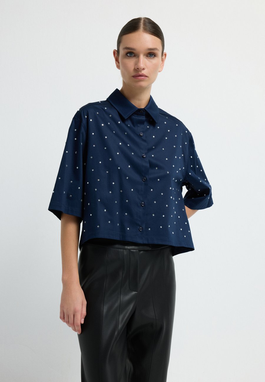 Блуза adL Button-down blouse, Navy Blue/Dark Blue
Блуза adL Button-down blouse, Navy Blue/Dark Blue